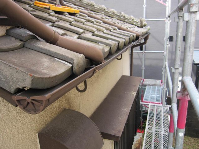 姫路市の雹害に遭った軒樋